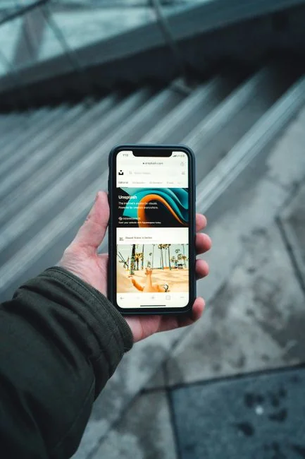 why-choose-us Une personne utilise un ordinateur portable pour consulter des sites de photos de stock. Travail en freelance dans un cadre confortable.